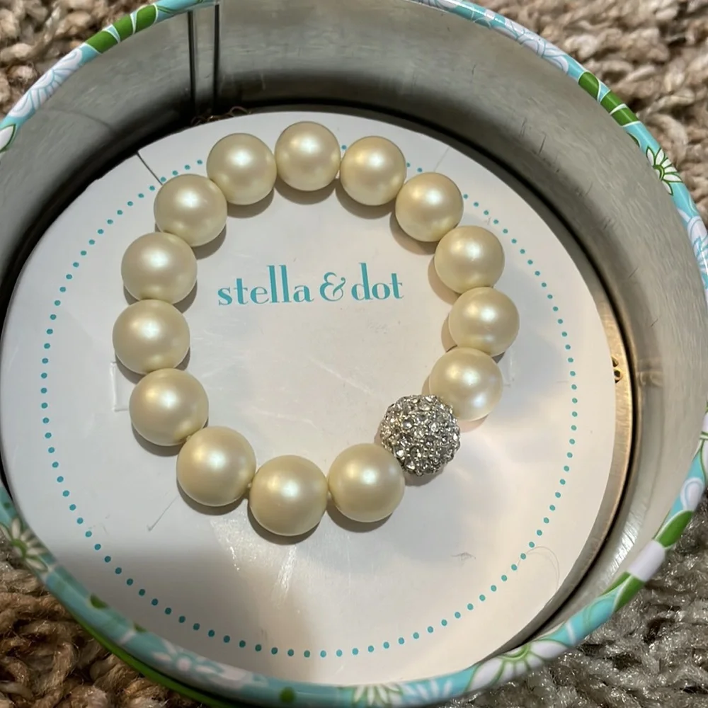 Expandable faux pearl bracelet